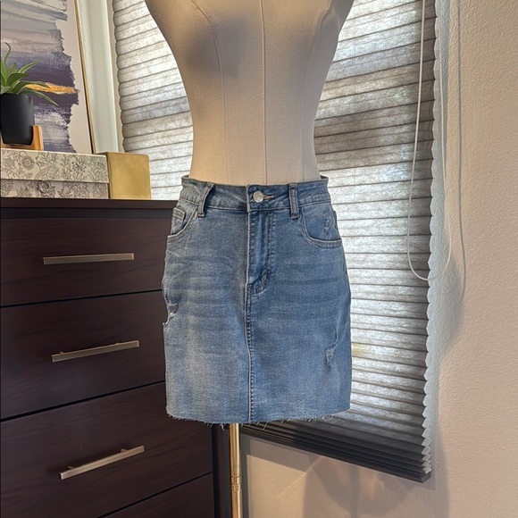 NWOT Woman's Frayed Denim Mini Skirt. Size 4 - Picture 1 of 4